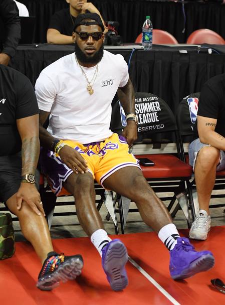 Prima apparizione di Lebron James auna partita dei Lakers dopo il passaggio del campione alla squadra di Los Angeles. Afp